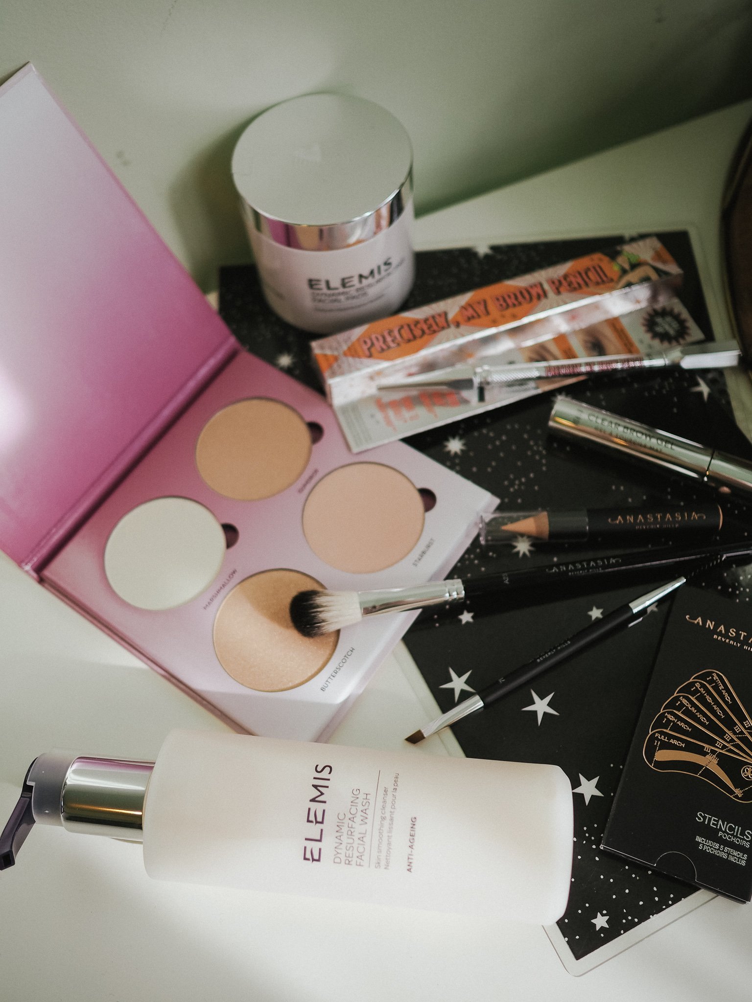 Lifestyle blogger Kelsey from Blondes & Bagels dishes out the best QVC and HSN beauty sales online right now! Find sales on all the best beauty brands.