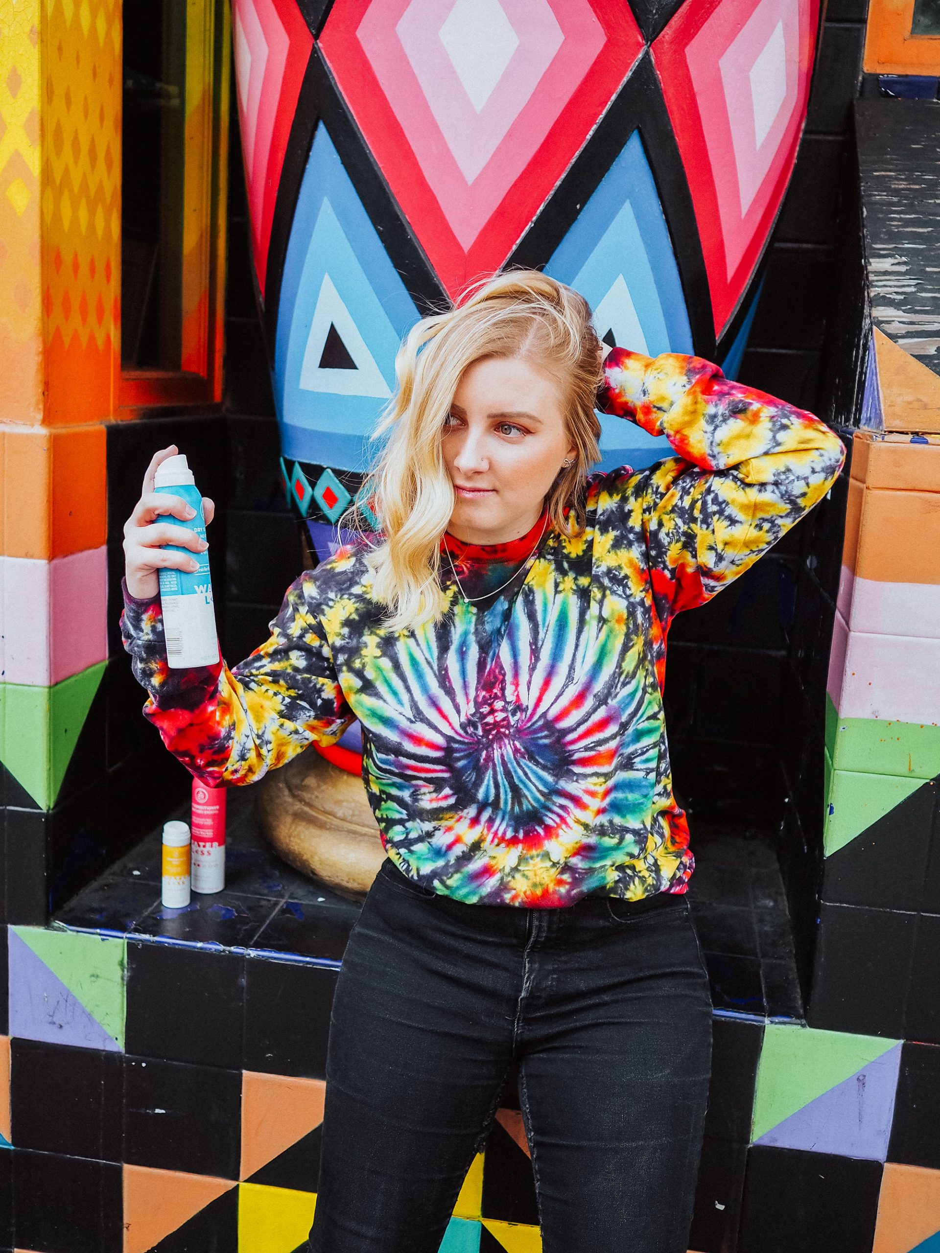 Lifestyle blogger Kelsey from Blondes & Bagels reviews the new Waterl<ss hair care range to see if their dry shampoo line really works!