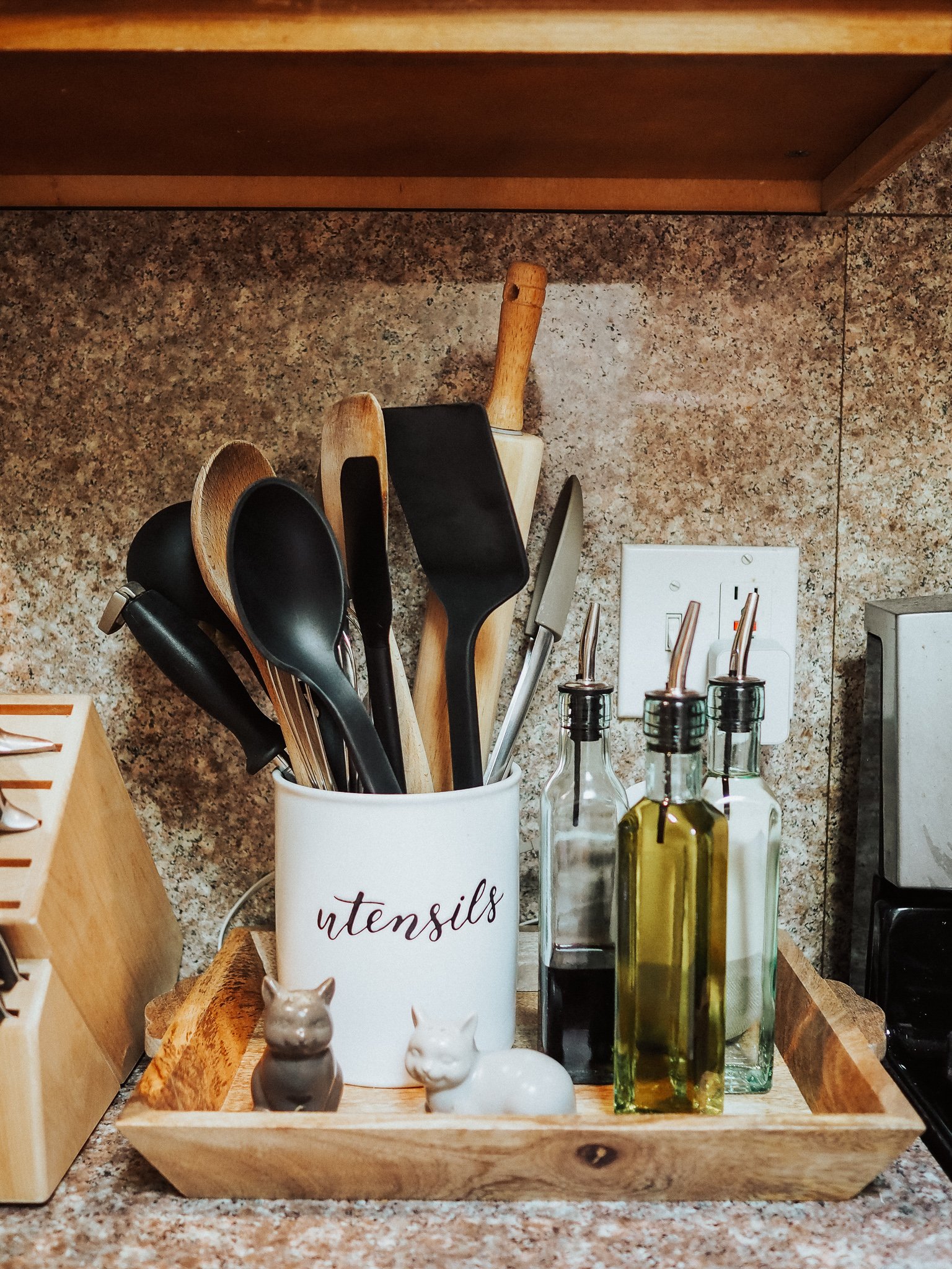 Lifestyle blogger Kelsey from Blondes & Bagels talks about easy ways to organize your kitchen. Read more for kitchen organization tips and tricks!