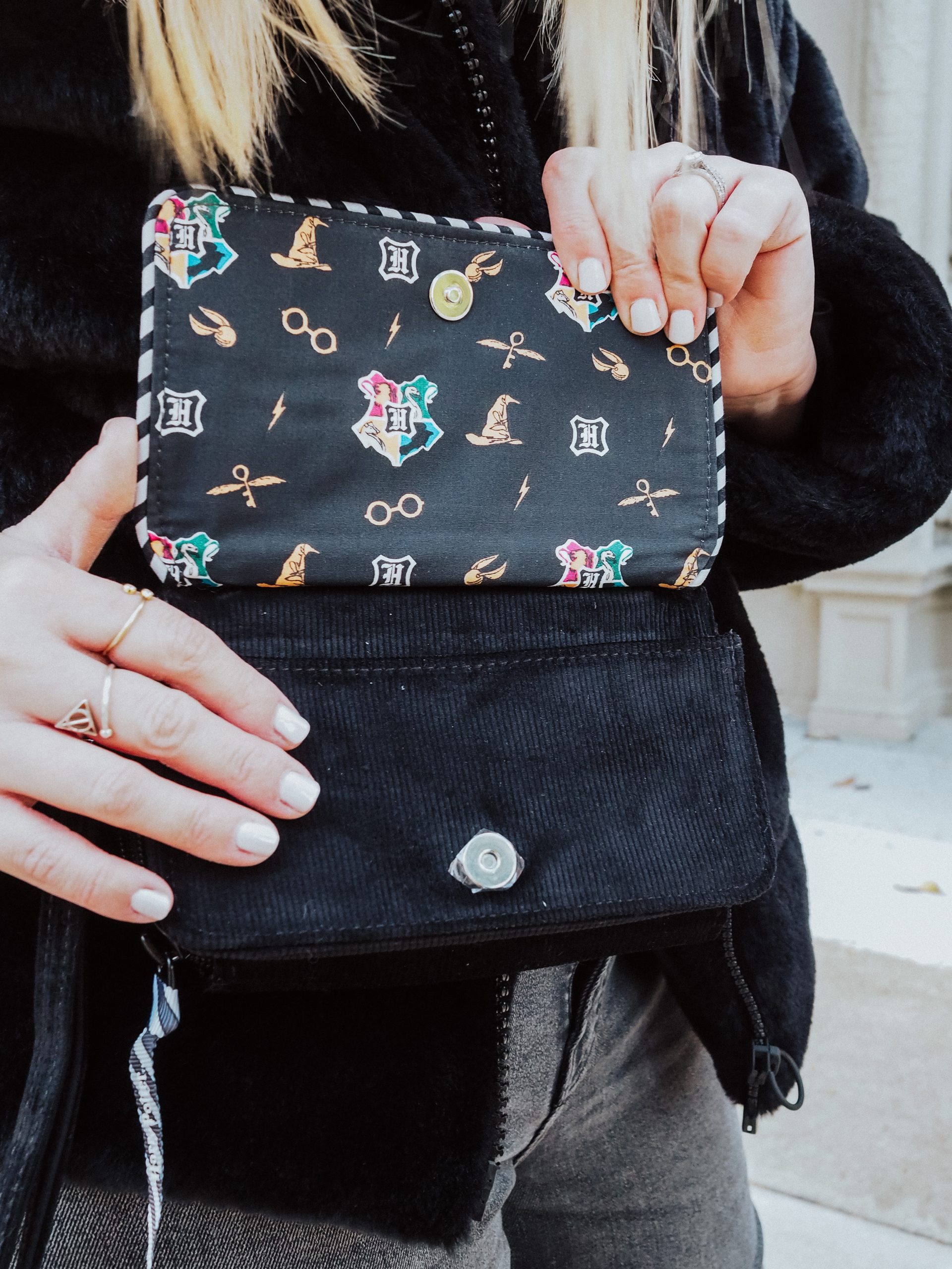 Check out the new Vera Bradley Harry Potter collection pros, cons, and best designs in this thorough Vera Bradley Harry Potter review!
