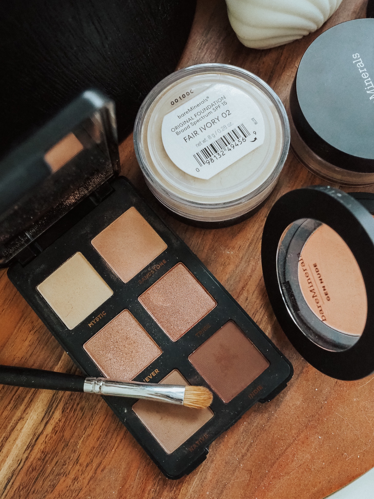 Kelsey from Blondes and Bagels reviews the best mineral makeup products and explains why mineral makeup is better for your skin.