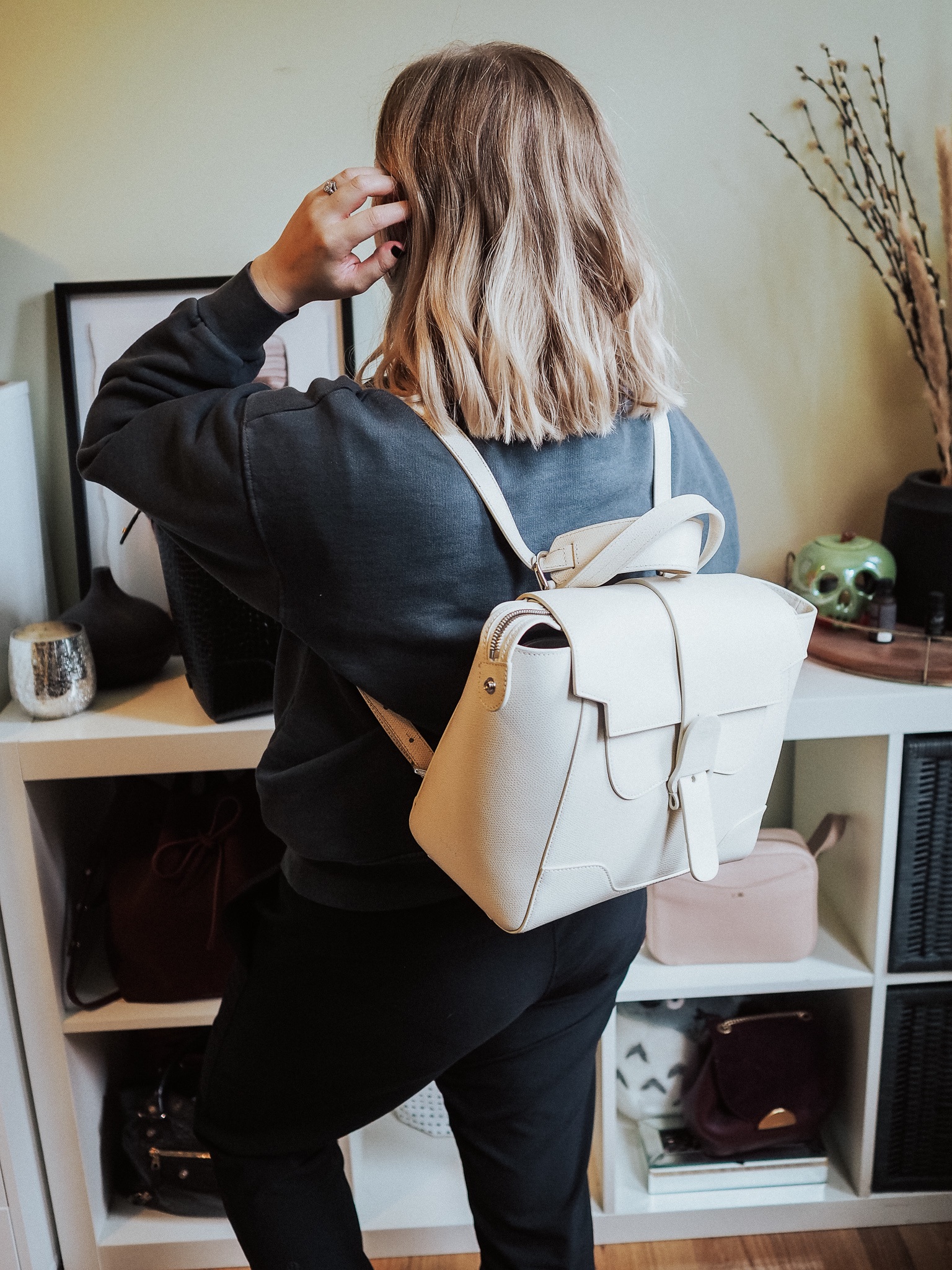 Find out if the Senreve Maestra bag is worth the price in this thorough Senreve review by Kelsey of Blondes and Bagels!